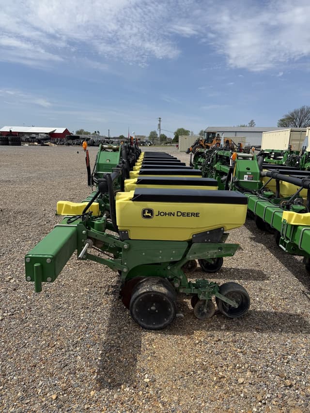 Image of John Deere 1725 equipment image 2