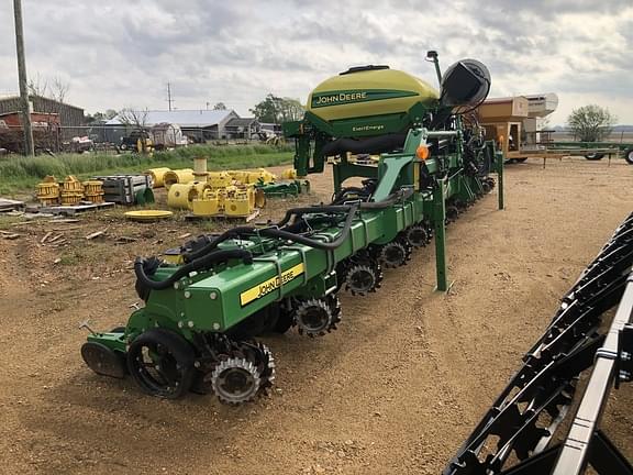 Image of John Deere 1725C equipment image 1