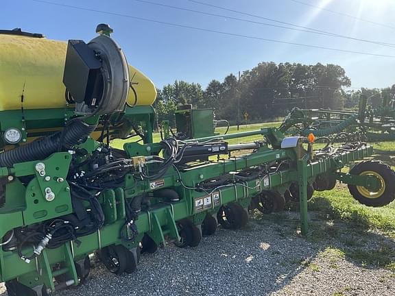 Image of John Deere 1725 equipment image 3