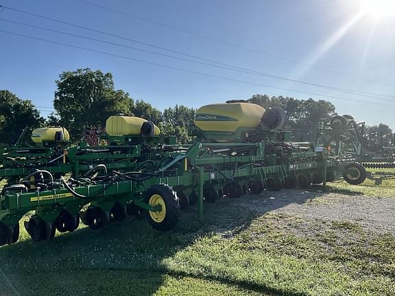 Image of John Deere 1725 equipment image 1