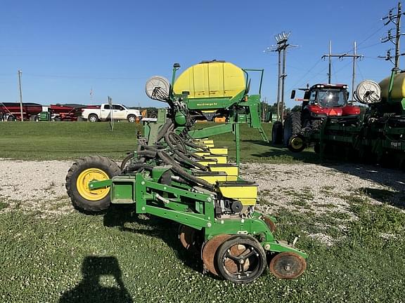 Image of John Deere 1725 equipment image 2