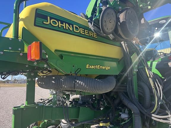 Image of John Deere 1725 equipment image 2