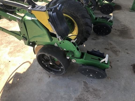 Image of John Deere 1725 equipment image 1