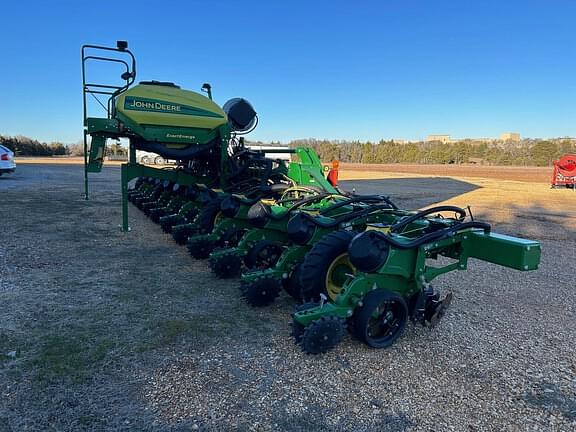 Image of John Deere 1725C equipment image 3