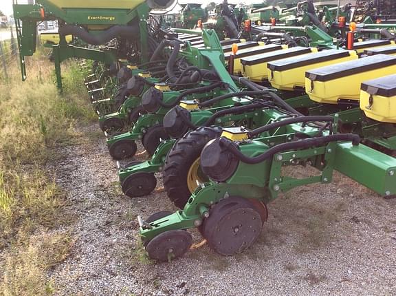 Image of John Deere 1725C equipment image 1