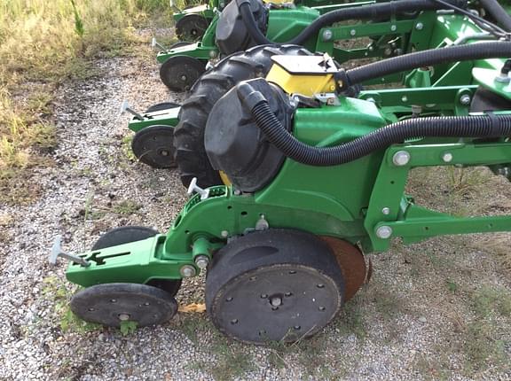 Image of John Deere 1725C equipment image 2