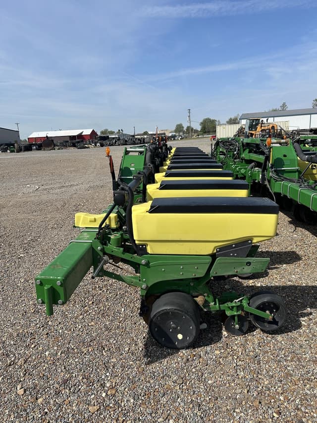 Image of John Deere 1725 equipment image 1