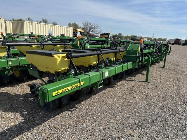 Image of John Deere 1725 equipment image 2