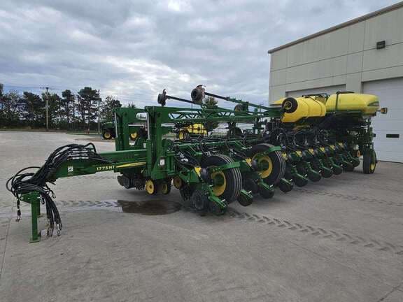 Image of John Deere 1775 equipment image 4