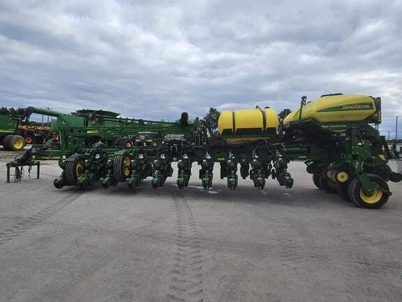 Image of John Deere 1775 equipment image 4