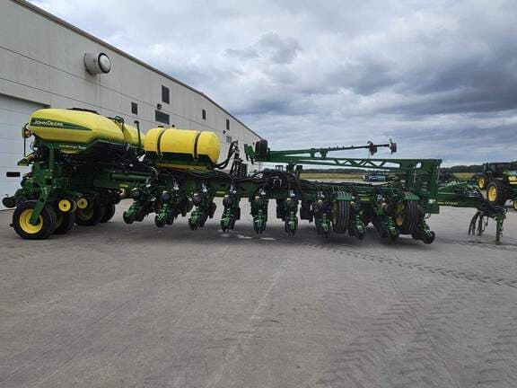 Image of John Deere 1775 equipment image 1