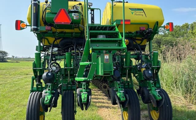 Image of John Deere 1775 equipment image 3