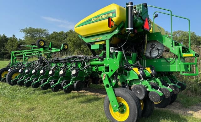Image of John Deere 1775 equipment image 2