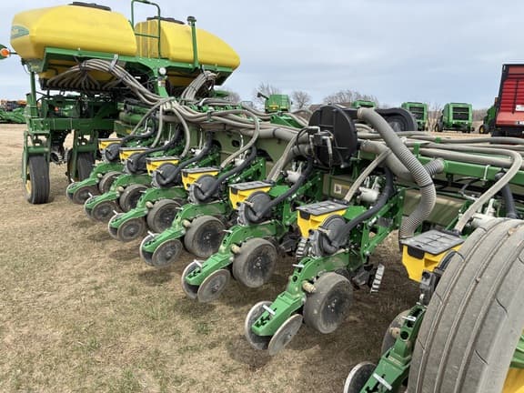 Image of John Deere 1775 equipment image 2