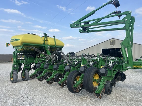 2019 John Deere 1775 Equipment Image0