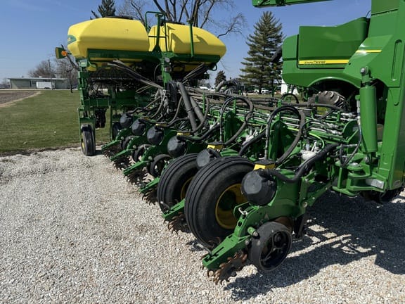 2019 John Deere 1775 Equipment Image0