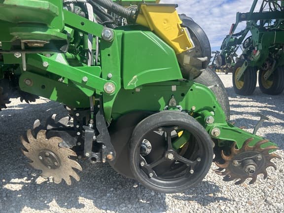 Image of John Deere 1775 equipment image 2