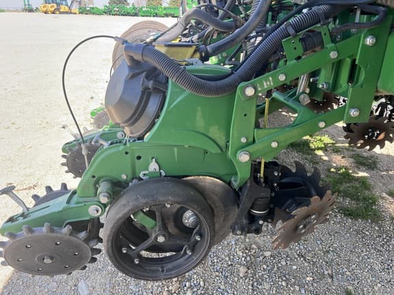 Image of John Deere 1775 equipment image 2