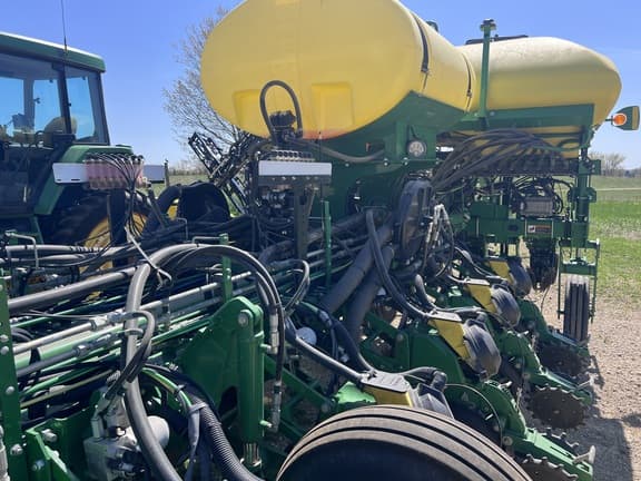 Image of John Deere 1775 equipment image 1