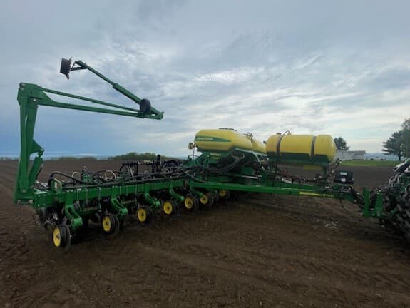 Image of John Deere 1775 equipment image 4