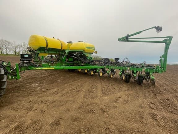 Image of John Deere 1775 equipment image 1