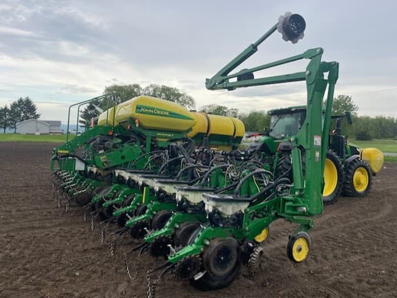 Image of John Deere 1775 equipment image 3