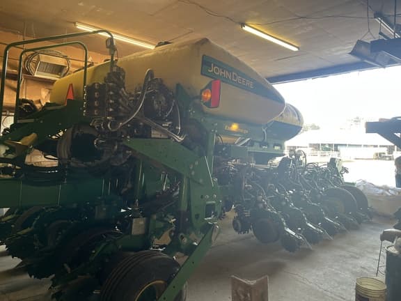 Image of John Deere 1775 equipment image 3