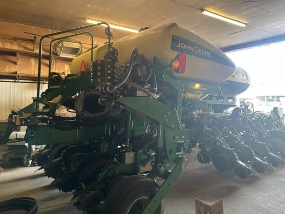 Image of John Deere 1775 equipment image 4