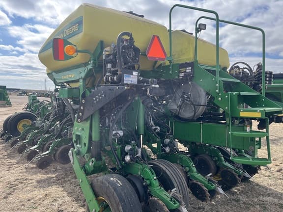 Image of John Deere 1775 equipment image 3