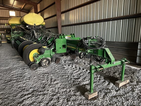 2019 John Deere 1775 Equipment Image0