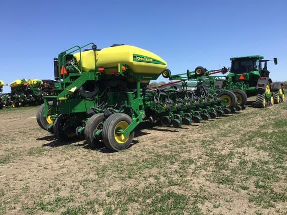 Image of John Deere 1775 equipment image 3