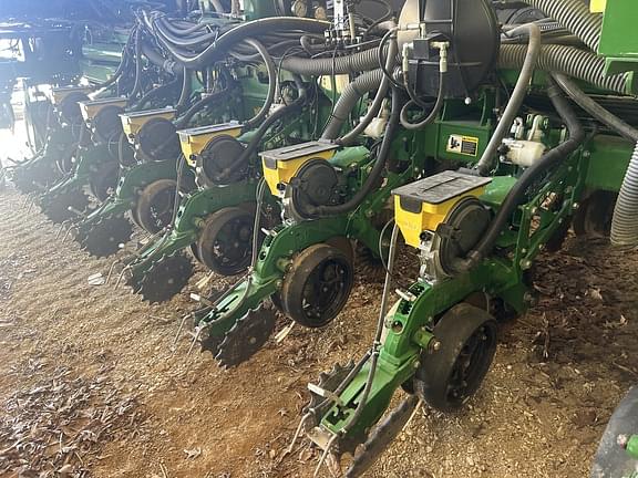 Image of John Deere 1775 equipment image 3
