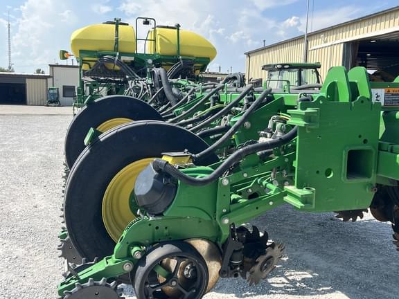 Image of John Deere 1775 equipment image 3