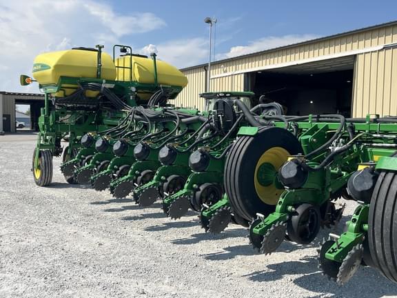 Image of John Deere 1775 equipment image 2