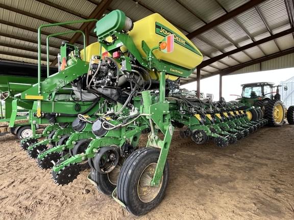 Image of John Deere 1775 equipment image 3