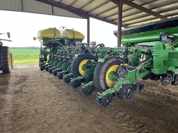 Image of John Deere 1775 equipment image 1