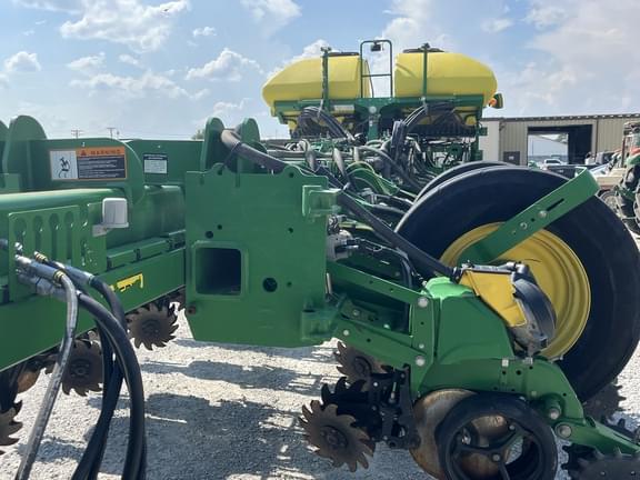 Image of John Deere 1775 equipment image 4