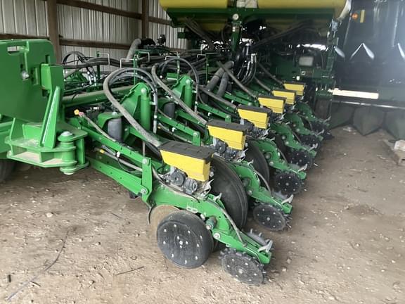 Image of John Deere 1775 equipment image 3