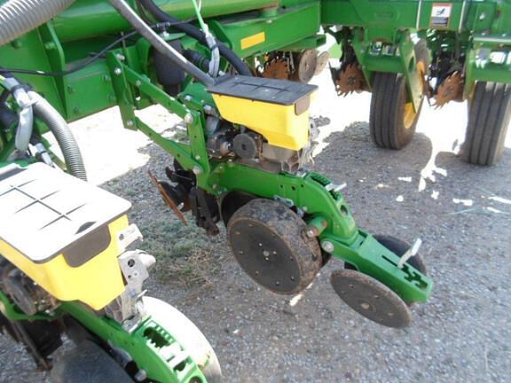 Image of John Deere 1775 equipment image 3