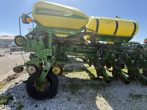 Image of John Deere 1775 equipment image 3