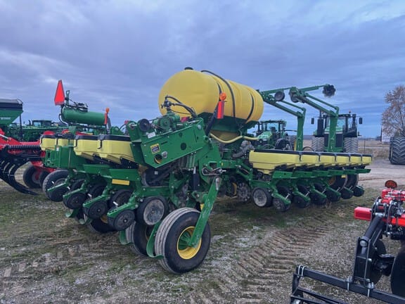 2019 John Deere 1775 Equipment Image0