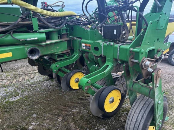 Image of John Deere 1775 equipment image 4