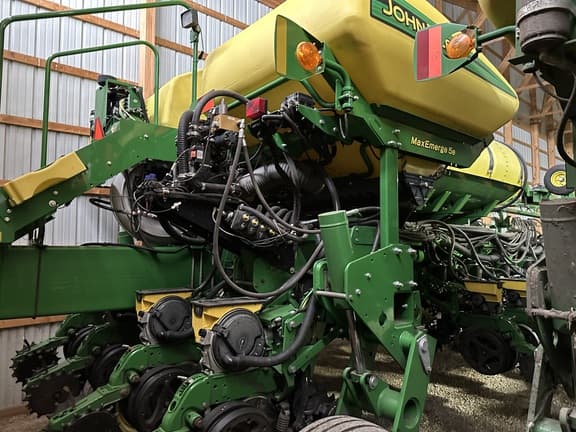 Image of John Deere 1775 equipment image 3