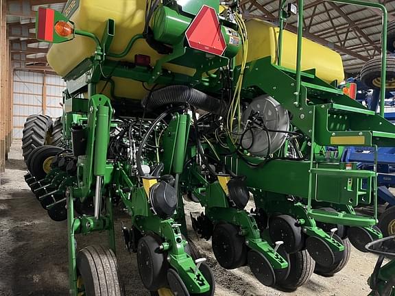 Image of John Deere 1775 equipment image 3