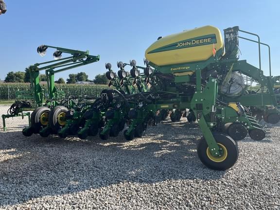 Image of John Deere 1775 equipment image 3