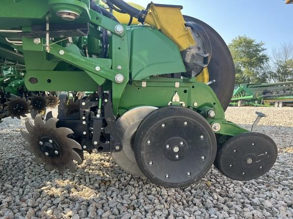 Image of John Deere 1775 equipment image 2