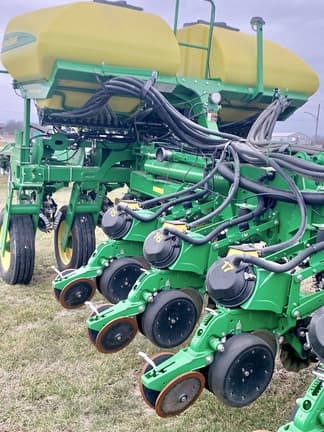 Image of John Deere 1775 equipment image 3