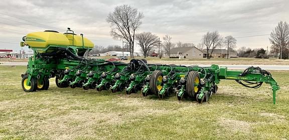 Image of John Deere 1775 equipment image 1