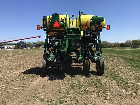 Image of John Deere 1775 equipment image 4