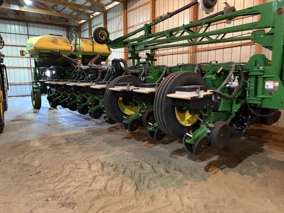 Image of John Deere 1775 equipment image 3